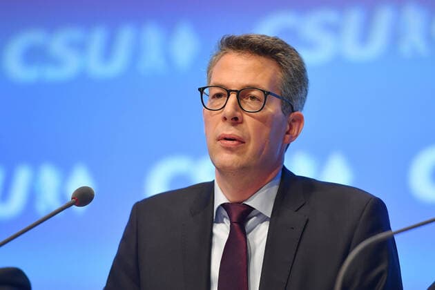 Markus BLUME Secretary General enters the stage, single picture, cut single motif, portrait, portrait, portrait CSU party conference 2019 on 19 10 2019 in Munich Olympic Hall