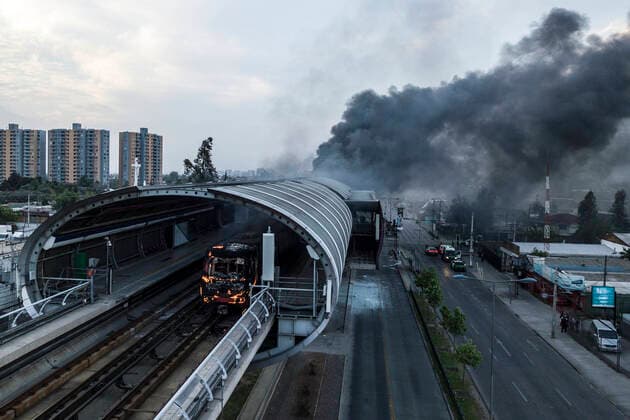 Bilder des Jahres 2019, News 10 Oktober News Themen der KW42 Santiago 19 de octubre 2019 Incendio en Estacion San Jose de La Estrella de Linea 4 del metro. Javier Torres Aton chile, Santiago Chile Aton_360032 *** Santiago October 19, 2019 Fire in San Jose de La Estrella Station of Line 4 of the subway Javier Torres Aton chile, Santiago Chile Aton 360032  Copyright: JAVIERxTORRES ATONxCHILE