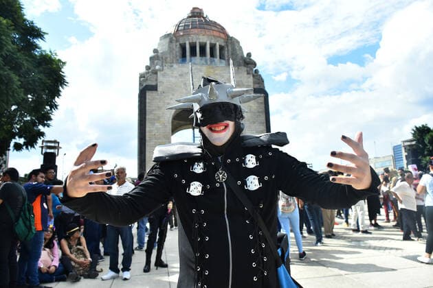 Annual Zombie Walk in Mexico City MEXICO CITY, MEXICO - OCTOBER 19: A participant is seen taking part during the march of annual Zombie Walk at Monumento of Revolucion on October 19, 2019 in Mexico City, Mexico  Copyright: xCarlosxTischlerx EYE_9872