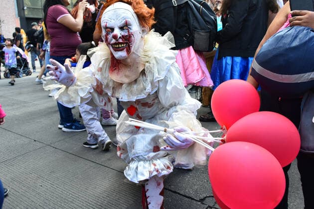 Annual Zombie Walk in Mexico City MEXICO CITY, MEXICO - OCTOBER 19: A man disguised as Pennywise (IT) is seen taking part during the march of annual Zombie Walk at Monumento of Revolucion on October 19, 2019 in Mexico City, Mexico  Copyright: xCarlosxTischlerx EYE_0565