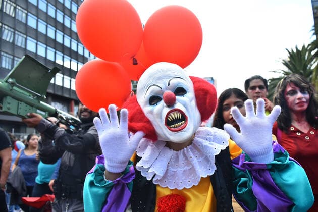 Annual Zombie Walk in Mexico City MEXICO CITY, MEXICO - OCTOBER 19: A man disguised as Pennywise (IT) is seen taking part during the march of annual Zombie Walk at Monumento of Revolucion on October 19, 2019 in Mexico City, Mexico  Copyright: xCarlosxTischlerx EYE_0391