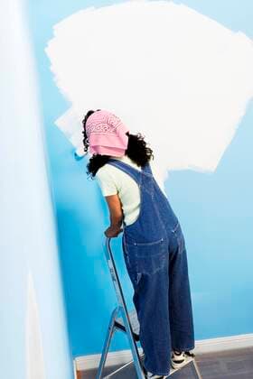 Woman Painting Room,model released, Symbolfoto,property released 03B76868