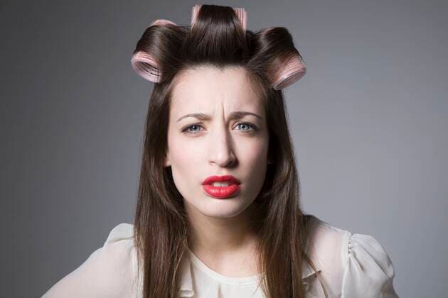 Scowling young woman with hair curlers and red lipstick,model released, Symbolfoto 03B97237