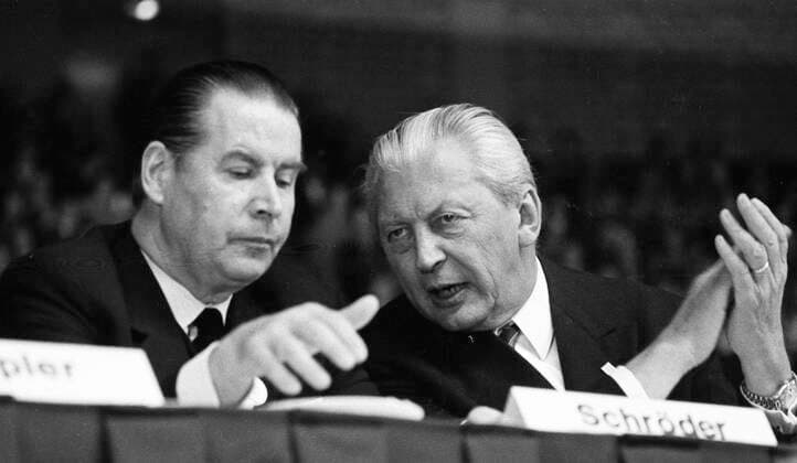CDU - Wahlkampf 1972 DEU, Deutschland, Dortmund: Der Wahlkampf der CDU zur Bundestagswahl , hier bei einer Großkundgebung in der Westfalenhalle am 29.10.1972 in Dortmund.Gerhard Schröder, Kurt Georg Kiesinger von l. DEU, Germany, Dortmund: The CDU election campaign for the Bundestag elections, here at a major rally in the Westfalenhalle on 29.10.1972 in Dortmund. NRW