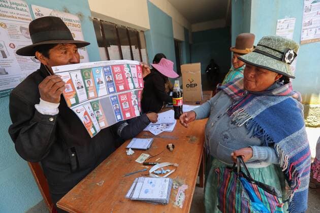 Bilder des Jahres 2019, News 10 Oktober News Themen der KW42 News Bilder des Tages Aimara indigenous cast their vote at a polling station in Patamanta, Bolivia, 20 October 2019, during the opening of the electoral day. Bolivia holds general elections to choose President and Vice President for the next 5 years. General elections in Bolivia !ACHTUNG: NUR REDAKTIONELLE NUTZUNG!  Copyright: xMartinxAlipazx AME2313 20191020-637072030029236115