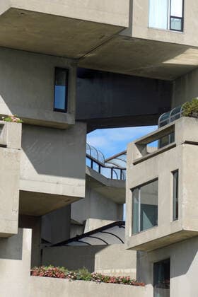 Das Wohnprojekt Habitat 67 gegenüber vom alten Hafen in Montreal (Kanada). Der Wohnhauskomplex wurde vom Architekten Moshe Safdie für die Weltausstellung Expo 67 entworfen und besteht aus 354 Quadern. *** The Habitat 67 residential project opposite the old port in Montreal Canada The residential complex was designed by architect Moshe Safdie for the Expo 67 World Exposition and consists of 354 ashlars