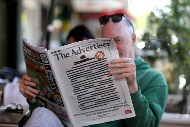 Bilder des Jahres 2019, News 10 Oktober News Bilder des Tages News Bilder des Tages PRESS FREEDOM CAMPAIGN, Nic Klar reads the Adelaide Advertiser with the front page showing a Your right to know campaign in Adelaide, Monday, October 21, 2019. The front pages of the major newspapers on Monday replicated a heavily redacted government document, alongside an advertising campaign challenging laws that effectively criminalise journalism and whistleblowing. ( NO ARCHIVING, EDITORIAL USE ONLY, NO USE IN BOOKS WITHOUT CONSENT Adelaide SA AUSTRALIA  Copyright: xKELLYxBARNESx 20191021001427858115