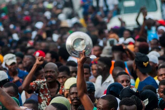 Bilder des Jahres 2019, News 10 Oktober News Themen der KW42 News Bilder des Tages People participate during a demonstration in Port-au-Prince, Haiti, 20 October 2019. At least one person has been killed by police shots in the massive protest held this Sunday in Port-au-Prince, which has mostly passed peacefully, while several protesters have been injured when accidentally hit by a vehicle. Protests in Port-au-Prince !ACHTUNG: NUR REDAKTIONELLE NUTZUNG!  Copyright: xJeanxMarcxHervexAbelardx AME2658 20191021-637072285664352454
