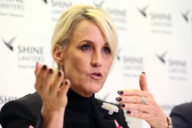 Bilder des Jahres 2019, Entertainment 10 Oktober Entertainment Bilder des Tages News Bilder des Tages ERIN BROCKOVICH SILICOSIS PRESSER, High profile American legal clerk Erin Brockovich speaks at a press conference at Shine Lawyers in Brisbane, Monday, October 21, 2019. Ms Brockovich was speaking with Shine Lawyers, who have been lobbying at national and state levels for stricter regulations in the stone industry in reaction to one of their clients dying from silicosis. ( NO ARCHIVING, EDITORIAL USE ONLY, NO USE IN BOOKS WITHOUT CONSENT BRISBANE QUEENSLAND AUSTRALIA  Copyright: xJONOxSEARLEx 20191021001427870126
