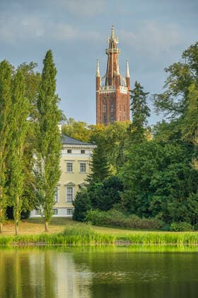 Schloß, Kirche St. Petri, Wörlitzer Gartenreich, Sachsen-Anhalt, Deutschland *** Castle, St Petri Church, Wörlitz Garden Kingdom, Saxony Anhalt, Germany