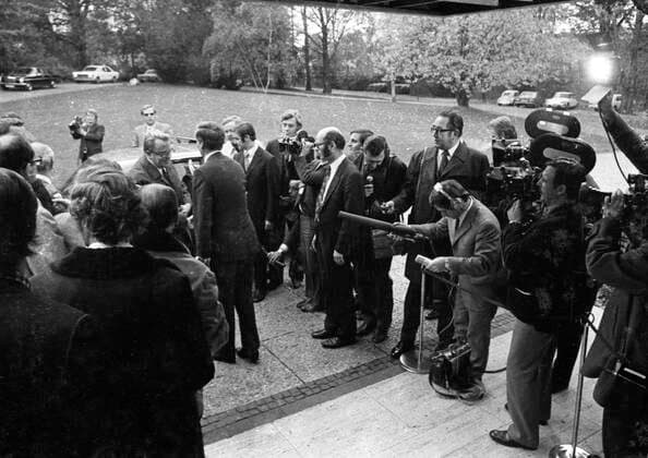 Egon Bahr empfaengt HoneckerÂ s Vertreter Michael Kohl 1972 DEU, Deutschland, Bonn: Zur Unterzeichnung des Grundlagenvertrages BRD-DDR wurde am 24.10.1972 der Vertreter der DDR Michael Kohl am Bundeskanzleramt in Bonn von Egon Bahr empfangen. DEU, Germany, Bonn: On 24.10.1972, the representative of the GDR Michael Kohl was received by Egon Bahr at the Federal Chancellery in Bonn for the signing of the Basic Agreement between the FRG and the GDR. NRW