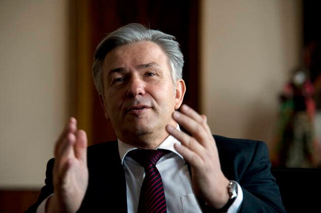 Der Regierende Buergermeister von Berlin Klaus Wowereit im Interview Der Regierende Buergermeister von Berlin Klaus Wowereit im Interview mit den BZ Reportern Wedekind und Harmann in seinem Arbeitszimmer im Roten Rathaus *** The Governing Mayor of Berlin Klaus Wowereit in interview The Governing Mayor of Berlin Klaus Wowereit in interview with the BZ reporters Wedekind and Harmann in his study in the Red City Hall