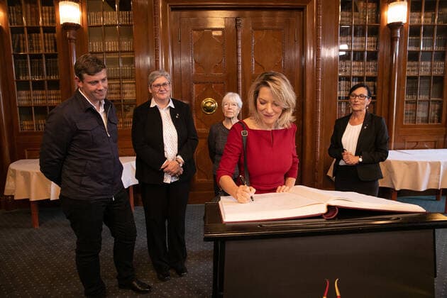 Hanover, award of the Leibniz Ring Hanover to marine biologist Prof Dr Antje Boetius, laudation Hannes Jaenicke, entry in the golden book of the Hanover state capital in the New Town Hall, Antje Boetius with her mother Anne and her partner Steffen Jescheniak, Mayor Regine Kramarek and Sabine Tegtmeyer Dette,