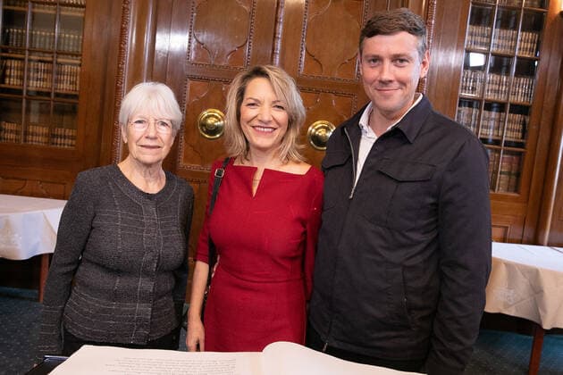 Hanover, award of the Leibniz Ring Hanover to marine biologist Prof Dr Antje Boetius, laudation Hannes Jaenicke, entry in the golden book of the Hanover state capital in the New Town Hall, Antje Boetius with her mother Anne and her partner Steffen Jescheniak,