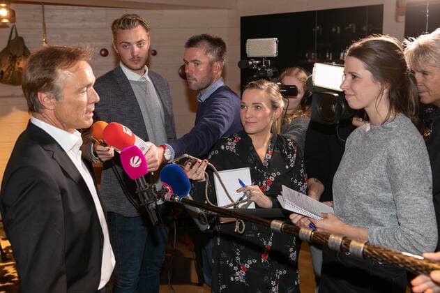 Hanover, award of the Leibniz Ring Hannover to marine biologist Prof Dr Antje Boetius, laudation Hannes Jaenicke, entry in the golden book of the Hanover state capital in the New Town Hall,