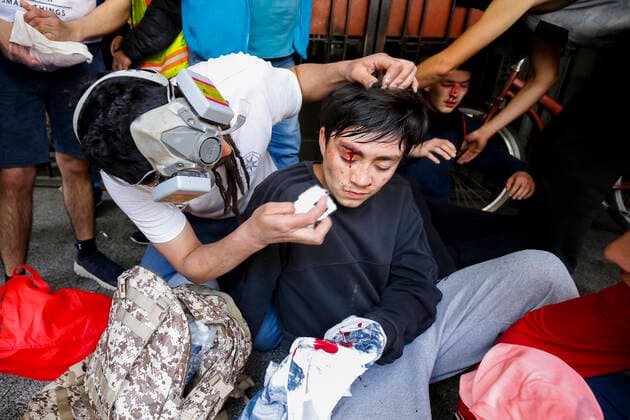 Bilder des Jahres 2019, News 10 Oktober News Bilder des Tages Chile, Proteste in Concepcion Concepcion, 21 Octubre 2019 Estudiantes resultan heridos tras enfrentarse a Fuerzas Especiales de Carabineros en tercera jornada de protestas por descontento social en Concepcion Esteban Paredes Aton Chile, Aton_361579 *** Concepcion, 21 October 2019 Students injured after facing Carabineros Special Forces on third day of social discontent protests in Concepcion Esteban Paredes Aton Chile, Aton 361579  Copyright: ESTEBANxPAREDES ATONxCHILE
