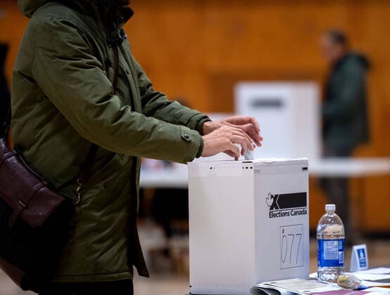 News Bilder des Tages (191021) -- VANCOUVER, Oct. 21, 2019 (Xinhua) -- A voter casts his or her ballot at a polling station in Vancouver, Canada, Oct. 21, 2019. Canadians on Monday began voting in a general election after a 40-day campaign season. (Photo by Andrew Soong Xinhua) CANADA-VANCOUVER-NATIONAL ELECTION 