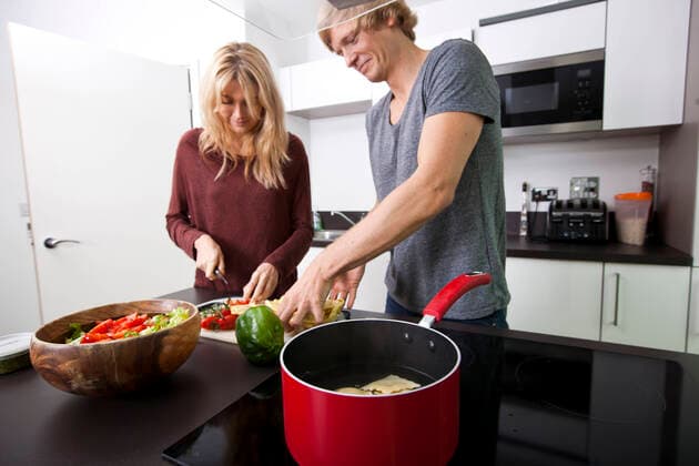 Caucasian couple cooking pasta together in kitchen,model released, Symbolfoto,property released ING_19064_00669