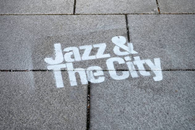 Musikexperiment des Architekten, Musikers, Komponisten und Theoretikers Christopher Dell, im Rahmen der Veranstaltungsreihe Jazz & The City , am 17.10.2019, in Salzburg (Galerie 5020), Österreich. Das Bild zeigt einen auf dem Boden vor der Galerie aufgesprayten Schriftzug der Veranstaltungsreihe 2019 - Musikexperiment des Architekten, Musikers, Komponisten und Theoretikers Christopher Dell, im Rahmen der Veranstaltungsreihe Jazz & The City , im Galerie 5020 in Salzburg, am 17.10.2019. *** Music experiment of the architect, musician, composer and theorist Christopher Dell, as part of the series of events Jazz The City , on 17 10 2019, in Salzburg Galerie 5020 , Austria The picture shows a lettering of the series of events 2019 Music experiment of the architect, musician, composer and theorist Christopher Dell, sprayed on the floor in fr