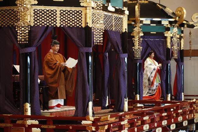 Bilder des Jahres 2019, Entertainment 10 Oktober Entertainment Bilder des Tages Japanese emperor s enthronement ceremony Japanese Emperor Naruhito (L) delivers a speech to proclaim his enthronement from the Takamikura imperial throne in the Matsu no Ma state room of the Imperial Palace in Tokyo on Oct. 22, 2019. Empress Masako can be seen on the right on the Michodai throne. 