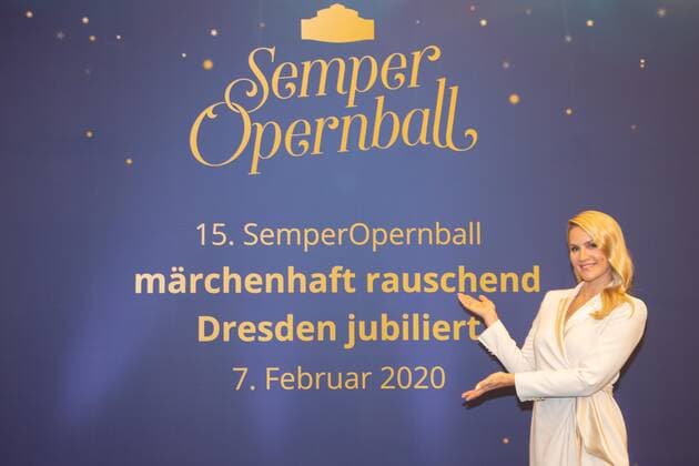 Bilder des Jahres 2019, Entertainment 10 Oktober Im Bild: Judith Rakers wird die neue Moderatorin an der Seite von Roland Kaiser Dresden - Judith Rakers wird neue Moderatorin des 15. SemperOpernballs *** In the picture Judith Rakers becomes the new presenter at the side of Roland Kaiser Dresden Judith Rakers becomes the new presenter of the 15 SemperOperaball xChristian Esslerx