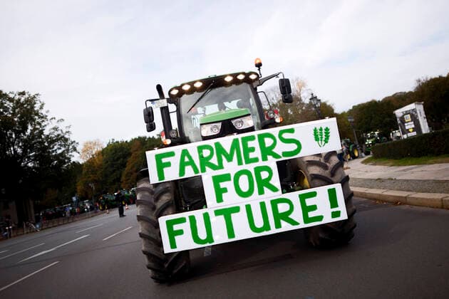 Bilder des Jahres 2019, News 10 Oktober News Bilder des Tages Farmers Protest Agricultural Policy DEU, Deutschland, Germany, Berlin, 22.10.2019 Bauern protestieren mit ihren Traktoren mit Transparent Farmers For Future im Rahmen einer Sternfahrt bei der Demonstration von Landwirten unter dem Motto Land Schafft Verbindung Wir Rufen Zu Tisch gegen die Agrarpolitik und das Agrarpaket der Bundesregierung vor der Siegessaeule in Berlin. Mit der Unterstuetzung vom Deutschen Bauernverband demonstrieren Landwirte auch fuer den Erhalt der Familienbetriebe, gegen das Massennahmenpaket der Regierung zum Umweltschutz und Tierschutz, gegen die Aenderungen der Duengeverordnung, gegen Bauernbahsing, Protesters and Farmers with sign Farmers For Future at a march as they ride tractors from Brandenburg into the city center to protest the new agriculture legislation at the Victory Column on October 22, 2019 in Berlin