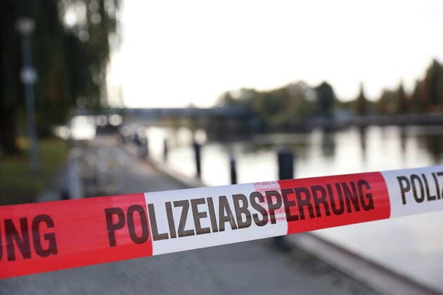News Bilder des Tages Polizeiabsperrung am Fundort einer Leiche, die aus der Havel geborgen wurde, Potsdam, 22. Oktober 2019. Es handelt sich um die seit Tagen vermisste 15-jährige Britney. Potsdam: Polizei birgt Leiche von Britney *** Police barrier at the site of a body recovered from the Havel, Potsdam, 22 October 2019 This is the 15-year-old Britney Potsdam missing for days Police has recovered the body of Britney