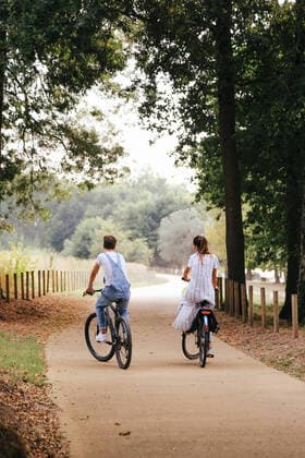 Young couple having a romantic date with bicycles,model released, Symbolfoto INH_37293_05076