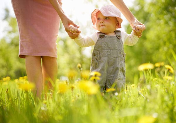 IMAGO Creative, Ostern, Bräuche, Osterspaziergang Outdoor lifestyle portrait of young beautiful mother and little cute daughter on a meadow with dandelions. Summer image,model released, Symbolfoto INH_40696_01877