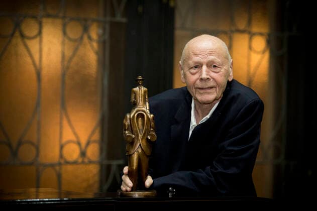 Bilder des Jahres 2019, Entertainment 10 Oktober Entertainment Bilder des Tages French writer Pierre Michon, 74, received the Franz Kafka Prize at the Old Town Hall in Prague, Czech Republic, October 22, 2019. (CTKxPhoto KaterinaxSulova) CTKPhotoP201910220934601  suk2