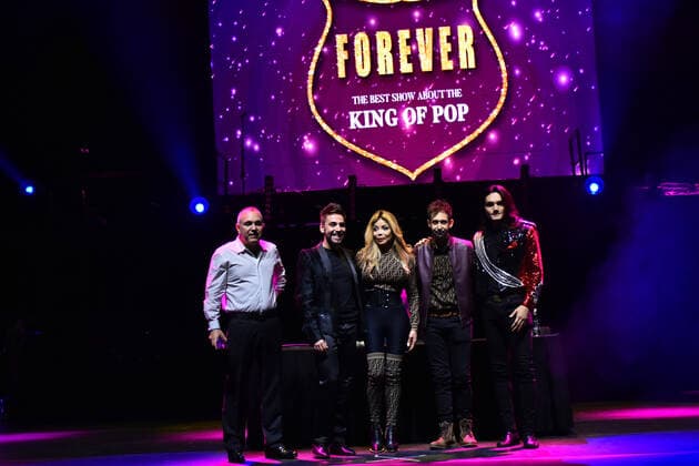 Forever: The best Show About The King of Pop - press conference MEXICO CITY, MEXICO - OCTOBER 22: (L-R) Alejandro Gou, Carmelo Segura, singer La Toya Jackson poses for photos during a press conference to present Forever: The best Show About The King of Pop in tribute of Michael Jackson at Centro Cultural Teatro 1 on October 22, 2019 in Mexico City, Mexico  Copyright: xCarlosxTischlerx EYE_1496