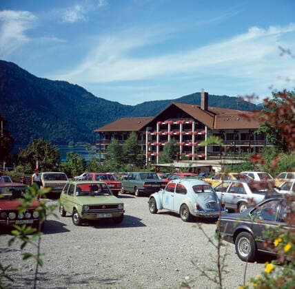 Bayern - Oberbayern Oberbayern, 1980er. Hotel am Eibsee, südwestlich von Garmisch-Partenkirchen. Upper Bavaria, 1980s. Hotel at Lake Eibsee southwest of Garmisch-Partenkirchen., Deutschland Copyright: WalterxRudolph UnitedArchivessc2_05471