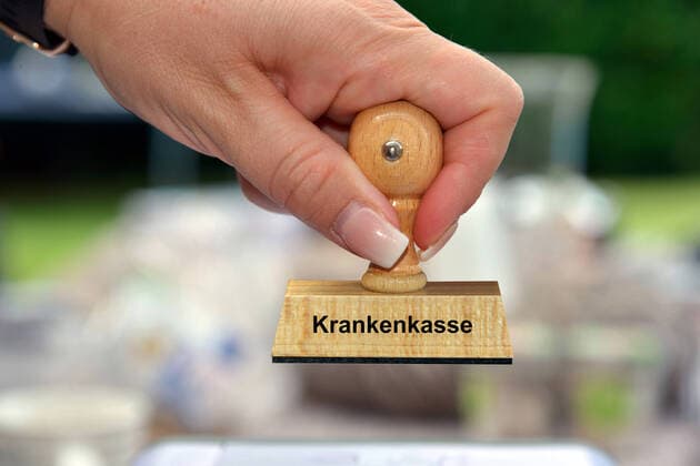Stempel in der Hand mit der Aufschrift Krankenkasse, Deutschland stamp in a hand lettering Krankenkasse, medical insurance, Germany BLWS549618 Copyright: xblickwinkel McPHOTOx