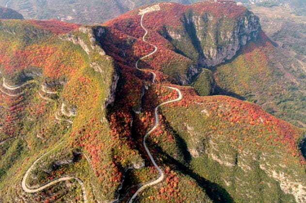 Bilder des Jahres 2019, News 10 Oktober (191023) -- SHAHE, Oct. 23, 2019 (Xinhua) -- Aerial photo taken on Oct. 23, 2019 shows the autumn scenery of Jiguan Mountain in Shahe, north China s Hebei Province. (Xinhua Mu Yu) CHINA-HEBEI-SHAHE-AUTUMN SCENERY(CN) 
