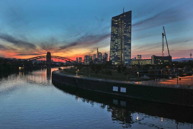 22 10 2019, Frankfurt, DEU, The headquarters of the European Central Bank ECB in the evening light, the Frankfurt skyline in the background