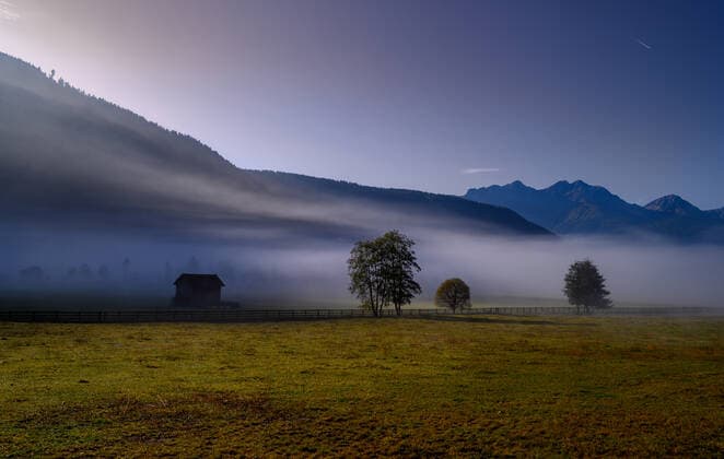 Südtirol ITA 13.10.2019 Antholz Anterselva di Mezzo Antholzer Tal Morgenstimmung Nebel Weiden Wiesen Sonnenaufgang Herbst Foto camera4 Eberhard Thonfeld 191013 *** South Tyrol ITA 13 10 2019 Antholz Anterselva di Mezzo Antholz valley morning mood fog willows meadows sunrise autumn photo camera4 Eberhard Thonfeld 191013