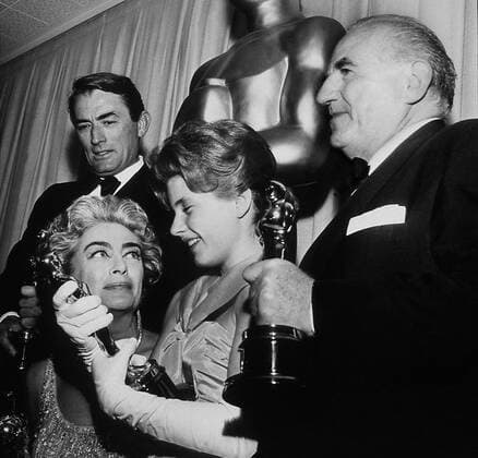 Gregory Peck, Joan Crawford, Patty Duke & Ed Begley Actor & Actress Am 08.04.1963 Bei Der 35. Oscar-Verleihung, Santa Monica Civic Auditorium, Santa Monica, Los Angeles At The 35th Academy Awards: Gregory Peck For To Kill A Mockingbird , Patty Duke For The Miracle Worker , Ed Begley For Sweet Bird Of Youth 24 March 1963  Copyright: MaryxEvansxAFxArchive 12047915 editorial use only  