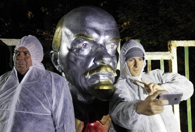 Bilder des Jahres 2019, News 10 Oktober October 23, 2019, Kiev, Ukraine: Visitors pose for selfie with a sculpture of Soviet leader Vladimir Lenin, during a press tour in Chernobyl Exlusion Zone in Kiev region, Ukraine, on 23 October 2019. After the premiere of Chernobyl by HBO miniseries a tourist boom has increased in several times, as local media reported. Kiev Ukraine - ZUMAg194 20191023_zap_g194_007 Copyright: xSergxGlovnyx