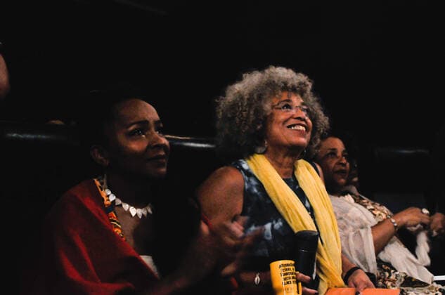 Berühmte Feministinnen, Angela Davis RIO DE JANEIRO, RJ - 23.10.2019: ANGELA DAVIS IN RIO DE JANEIRO - Angela Davis launches her autobiography and participation in the Black Cinema Meeting. In the photo: Angela Davis watches the movie "y with ith Jerusa" before the conference begins. x1818265x  FernandaxPiccolo
