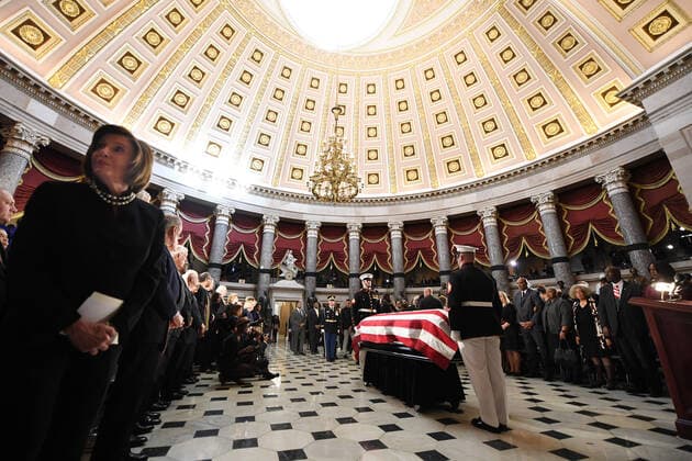 Bilder des Jahres 2019, News 10 Oktober News Bilder des Tages Speaker of the House Nancy Pelosi (D-CA), left, is seen during a memorial service for Congressman Elijah Cummings (D-MD) in National Statuary Hall at the United States Capitol on Thursday October 24, 2019 in Washington, DC. Cummings passed away on October 17, 2019 at the age of 68 due to complications regarding previous health conditions, he served in Congress for 23 years. Pool  WAX20191024127 MattxMcClain
