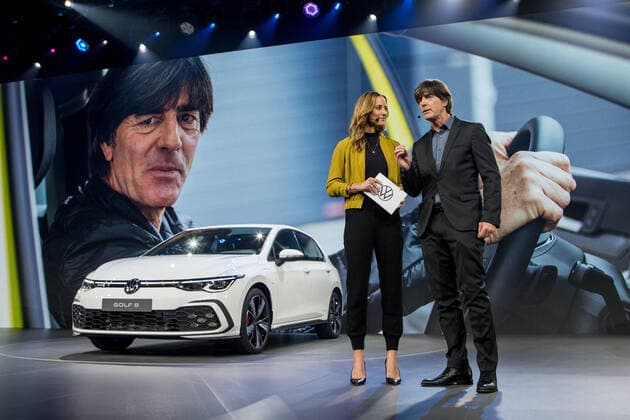 24 10 2019, xtgx, Wirtschaft Auto, Volkswagen World Premiere Presentation Golf VIII 8 eight emspor, v l National Coach Joachim Jogi Loew at the presentation of the new Golf Wolfsburg