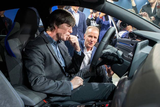 24 10 2019, xtgx, Economy Auto, Volkswagen World Premiere Presentation Golf VIII 8 eight emspor, v l National Coach Joachim Jogi Loew, Herbert Diess VW Wolfsburg