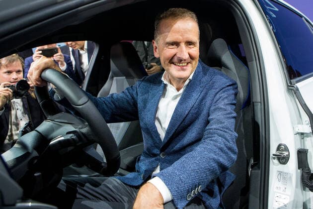 24 10 2019, xtgx, economy car, Volkswagen world premiere presentation Golf VIII 8 eight emspor, v l Herbert Diess at the wheel of the Golf 8 Wolfsburg