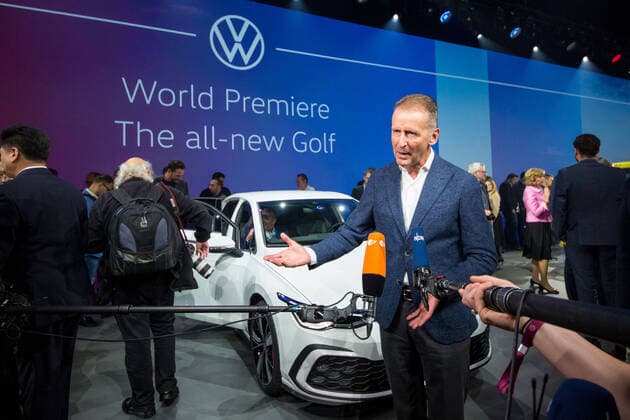 24 10 2019, xtgx, economy car, Volkswagen world premiere presentation Golf VIII 8 eight emspor, v l Herbert Diess gives TV interviews in front of the new Golf 8 Wolfsburg