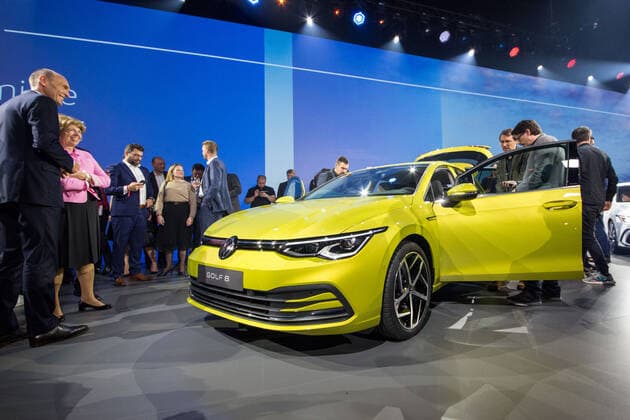 24 10 2019, xtgx, economy car, Volkswagen world premiere presentation Golf VIII 8 eight emspor, v l guests examine the new Golf Wolfsburg