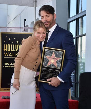 Bilder des Jahres 2019, Entertainment 10 Oktober Grammy and Emmy-award winning American singer, composer, actor, and television host Harry Connick Jr. holds a replica plaque as he is joined by actress Renee Zellweger during an unveiling ceremony honoring him with the 2,678th star on the Hollywood Walk of Fame in Los Angeles on Thursday, October 24th, 2019. Connick s star is next to Cole Porter, one of his favorite songwriters.  LAP2019102421 JIMxRUYMEN
