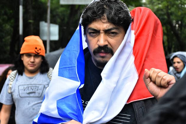 Global action against Sebastian Pinera in Mexico MEXICO CITY, MEXICO - OCTOBER 24: Chilean citizens protest at the Chilean embassy showing their outrage against the military repression and violence and support the demands of their compatriots against the economic m‹easures imposed by the President of Chile Sebastian Pinera on October 24, 2019 in Mexico City, Mexico  Copyright: xCarlosxTischlerx EYE_5662