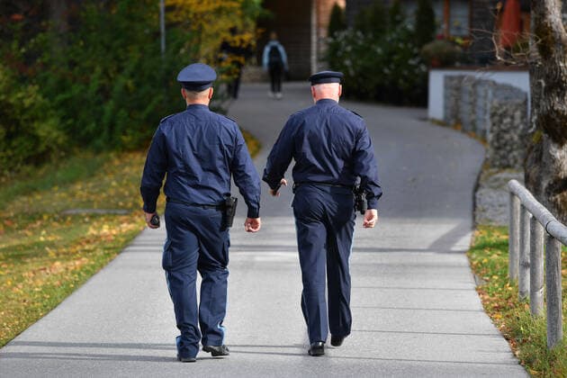 Allgemein-Polizisten patroullieren am Hotel Schloss Elmau.Polizei,Uniform. Ministerpraesident Dr. Soeder laedt zur Jahreskonferenz der Regierungschefinnen und Regierungschefs auf Schloss Elmau am 24.und 25.10.2019. *** General police patrol at Hotel Schloss Elmau Police, uniform State Premier Dr Soeder invites to annual conference of heads of government at Schloss Elmau on 24 and 25 10 2019