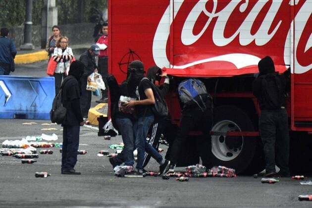 October 24, 2019 EUM20191024SOC13 JPG MEXICO CITY Protest Protest Hooded October 24, 2019 A group of hooded men vandalized Metrobus furniture and a soft drink truck on Insurgentes Sur Avenue, at the height of Ciudad Universitaria, in support of protests in Chile Photo Agency EL UNIVERSALArmando MartinezEELG  - ZUMAu78_ 20191024_zaf_u78_040 Copyright: xElxUniversalx