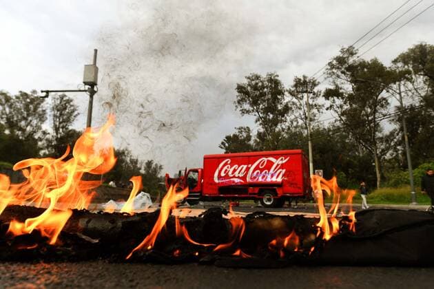 October 24, 2019 EUM20191024SOC15 JPG MEXICO CITY Protest Protest Hooded October 24, 2019 A group of hooded men vandalized Metrobus furniture and a soft drink truck on Insurgentes Sur Avenue, at the height of Ciudad Universitaria, in support of protests in Chile Photo Agency EL UNIVERSALArmando MartinezEELG  - ZUMAu78_ 20191024_zaf_u78_043 Copyright: xElxUniversalx